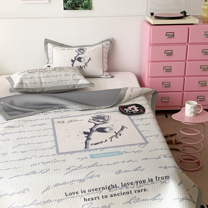 91家纺网 家纺一手货源 找家纺 昔可家纺 2023新款高克重加厚华夫格凉感软席 字母玫瑰