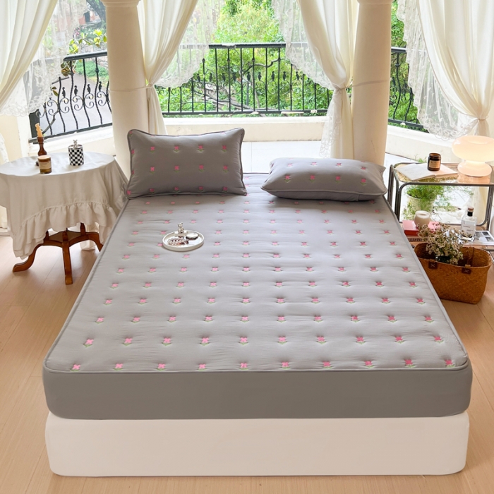 91家纺网 家纺一手货源 找家纺 尊康家纺（原磊科） 2024新款亲肤奶昔棉抗菌夹棉床笠-紫菀系列 紫菀-绅士灰