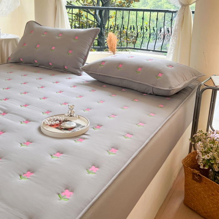 91家纺网 家纺一手货源 找家纺 尊康家纺（原磊科） 2024新款亲肤奶昔棉抗菌夹棉床笠-紫菀系列 紫菀-绅士灰