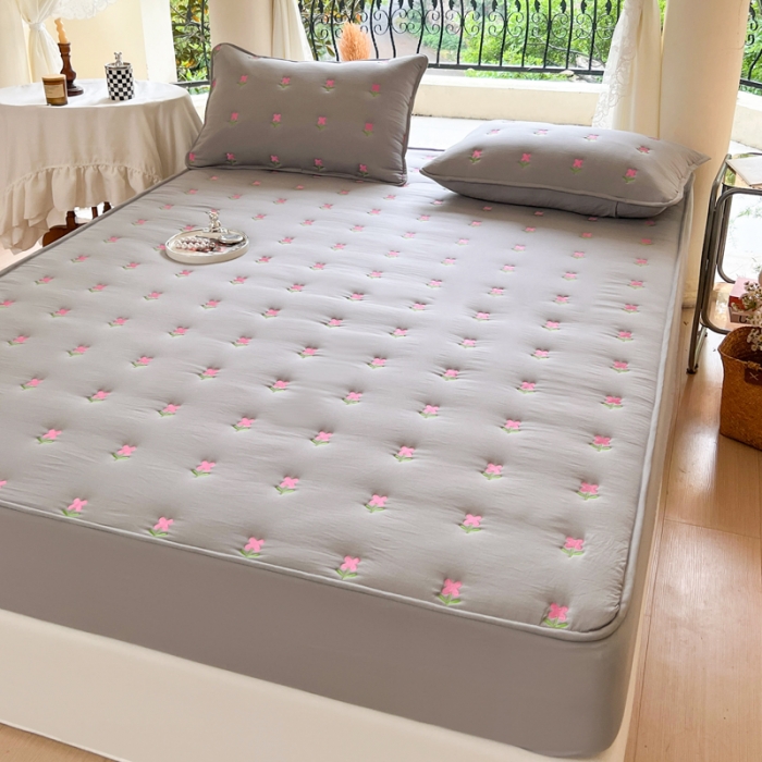 91家纺网 家纺一手货源 找家纺 尊康家纺（原磊科） 2024新款亲肤奶昔棉抗菌夹棉床笠-紫菀系列 紫菀-绅士灰