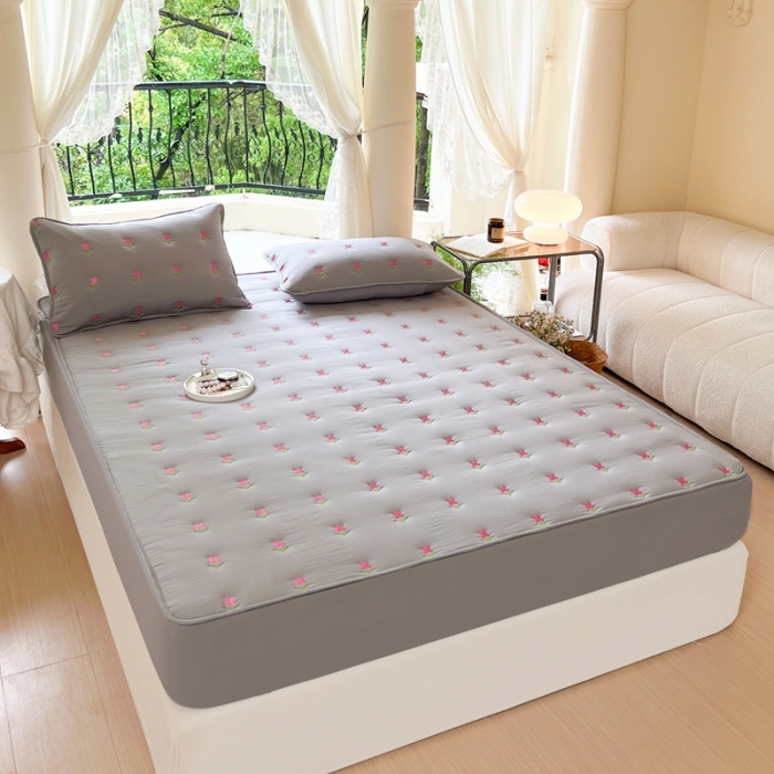 91家纺网 家纺一手货源 找家纺 尊康家纺（原磊科） 2024新款亲肤奶昔棉抗菌夹棉床笠-紫菀系列 紫菀-绅士灰