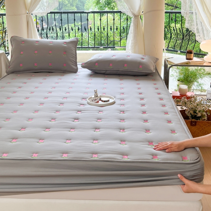 91家纺网 家纺一手货源 找家纺 尊康家纺（原磊科） 2024新款亲肤奶昔棉抗菌夹棉床笠-紫菀系列 紫菀-绅士灰