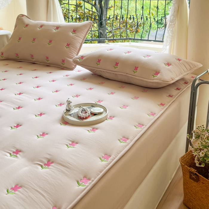 91家纺网 家纺一手货源 找家纺 尊康家纺（原磊科） 2024新款亲肤奶昔棉抗菌夹棉床笠-紫菀系列 紫菀-香槟金