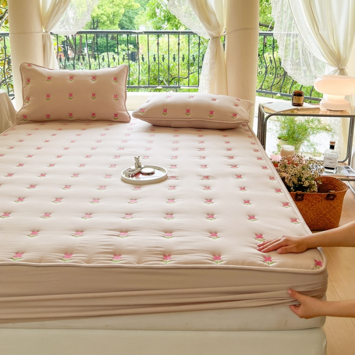 91家纺网 家纺一手货源 找家纺 尊康家纺（原磊科） 2024新款亲肤奶昔棉抗菌夹棉床笠-紫菀系列 紫菀-香槟金