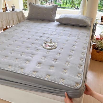 91家纺网 家纺一手货源 找家纺 尊康家纺（原磊科） 2024新款亲肤奶昔棉抗菌夹棉床笠-萌兔系列 萌兔-绅士灰