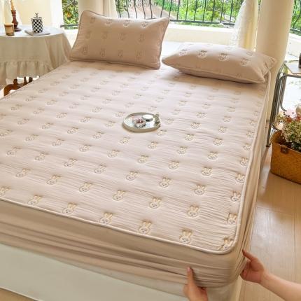 91家纺网 家纺一手货源 找家纺 尊康家纺（原磊科） 2024新款亲肤奶昔棉抗菌夹棉床笠-萌兔系列 萌兔-香槟金