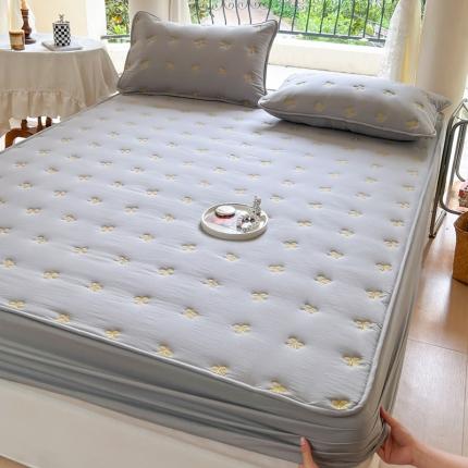 91家纺网 家纺一手货源 找家纺 尊康家纺（原磊科） 2024新款亲肤奶昔棉抗菌夹棉床笠-蝴蝶结系列 蝴蝶结-绅士灰