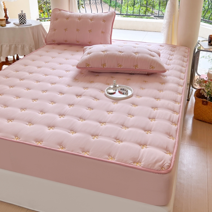 91家纺网 家纺一手货源 找家纺 尊康家纺（原磊科） 2024新款亲肤奶昔棉抗菌夹棉床笠-蝴蝶结系列 蝴蝶结-淡粉