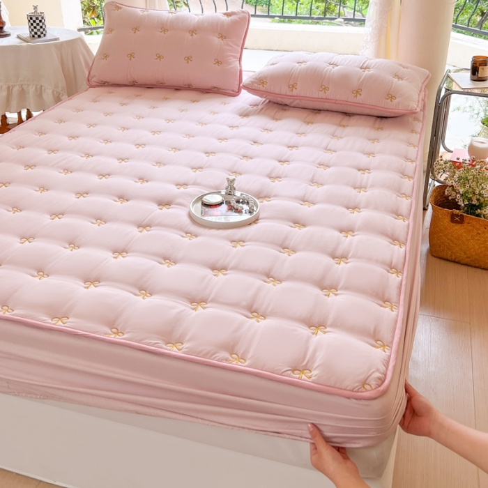 91家纺网 家纺一手货源 找家纺 尊康家纺（原磊科） 2024新款亲肤奶昔棉抗菌夹棉床笠-蝴蝶结系列 蝴蝶结-淡粉