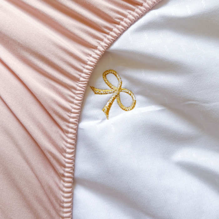 91家纺网 家纺一手货源 找家纺 尊康家纺（原磊科） 2024新款亲肤奶昔棉抗菌夹棉床笠-蝴蝶结系列 蝴蝶结-淡粉