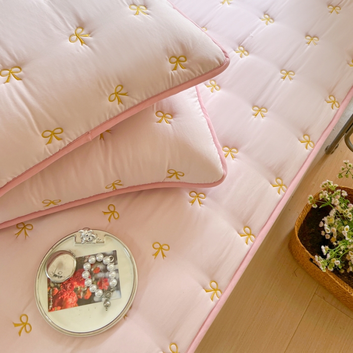 91家纺网 家纺一手货源 找家纺 尊康家纺（原磊科） 2024新款亲肤奶昔棉抗菌夹棉床笠-蝴蝶结系列 蝴蝶结-淡粉