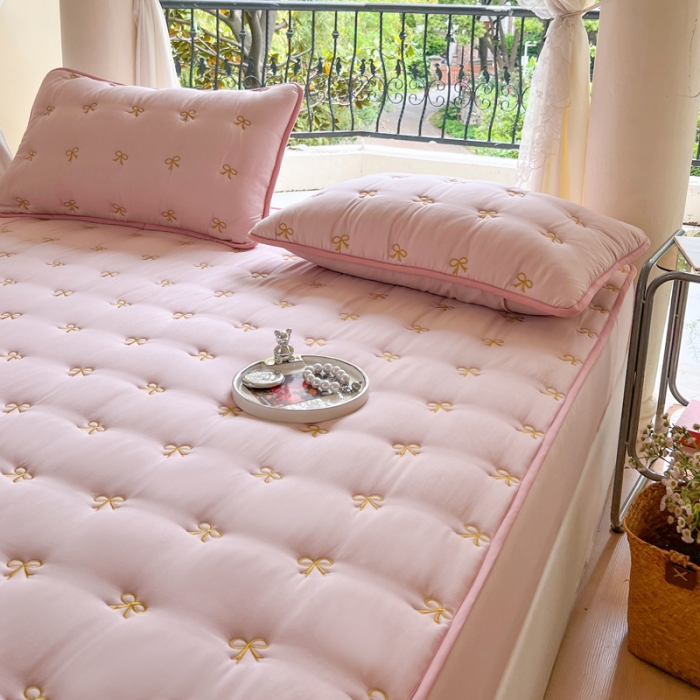 91家纺网 家纺一手货源 找家纺 尊康家纺（原磊科） 2024新款亲肤奶昔棉抗菌夹棉床笠-蝴蝶结系列 蝴蝶结-淡粉