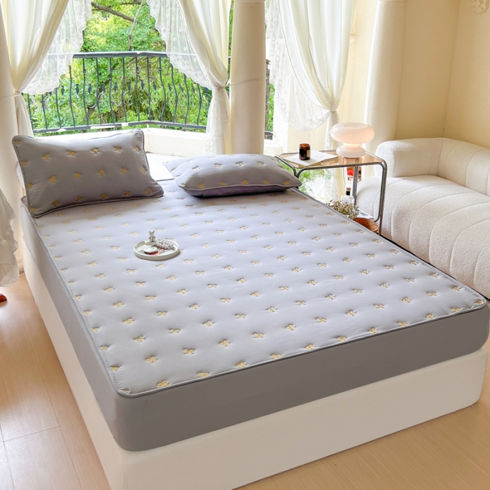 91家纺网 家纺一手货源 找家纺 尊康家纺（原磊科） 2024新款亲肤奶昔棉抗菌夹棉床笠-蝴蝶结系列 蝴蝶结-绅士灰