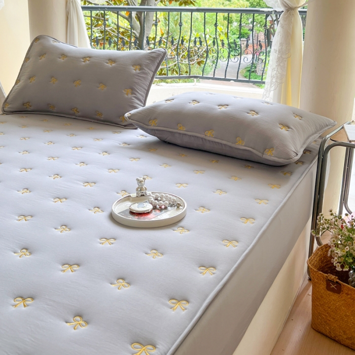 91家纺网 家纺一手货源 找家纺 尊康家纺（原磊科） 2024新款亲肤奶昔棉抗菌夹棉床笠-蝴蝶结系列 蝴蝶结-绅士灰