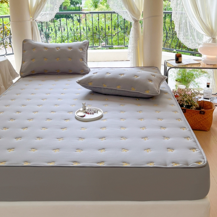 91家纺网 家纺一手货源 找家纺 尊康家纺（原磊科） 2024新款亲肤奶昔棉抗菌夹棉床笠-蝴蝶结系列 蝴蝶结-绅士灰