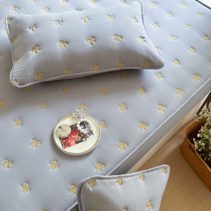 91家纺网 家纺一手货源 找家纺 尊康家纺（原磊科） 2024新款亲肤奶昔棉抗菌夹棉床笠-蝴蝶结系列 蝴蝶结-绅士灰