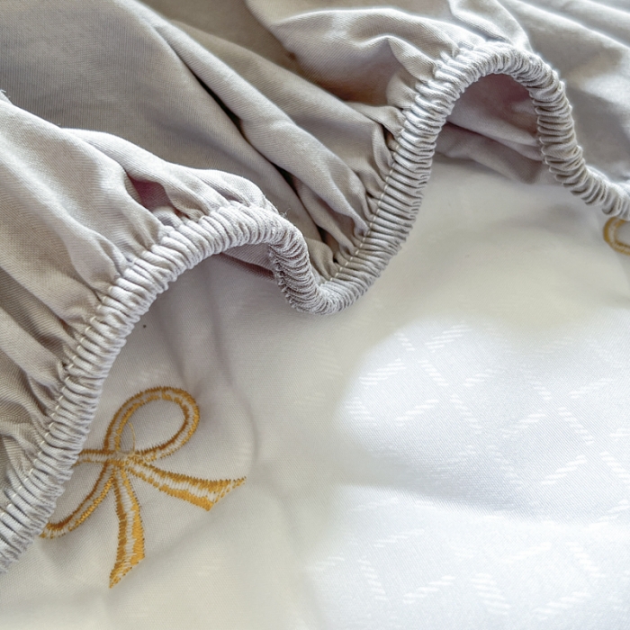 91家纺网 家纺一手货源 找家纺 尊康家纺（原磊科） 2024新款亲肤奶昔棉抗菌夹棉床笠-蝴蝶结系列 蝴蝶结-绅士灰