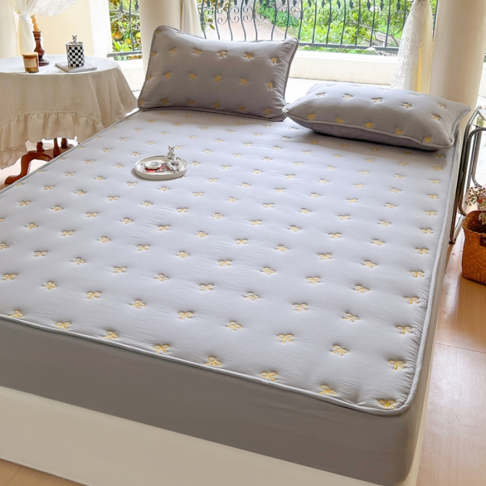 91家纺网 家纺一手货源 找家纺 尊康家纺（原磊科） 2024新款亲肤奶昔棉抗菌夹棉床笠-蝴蝶结系列 蝴蝶结-绅士灰