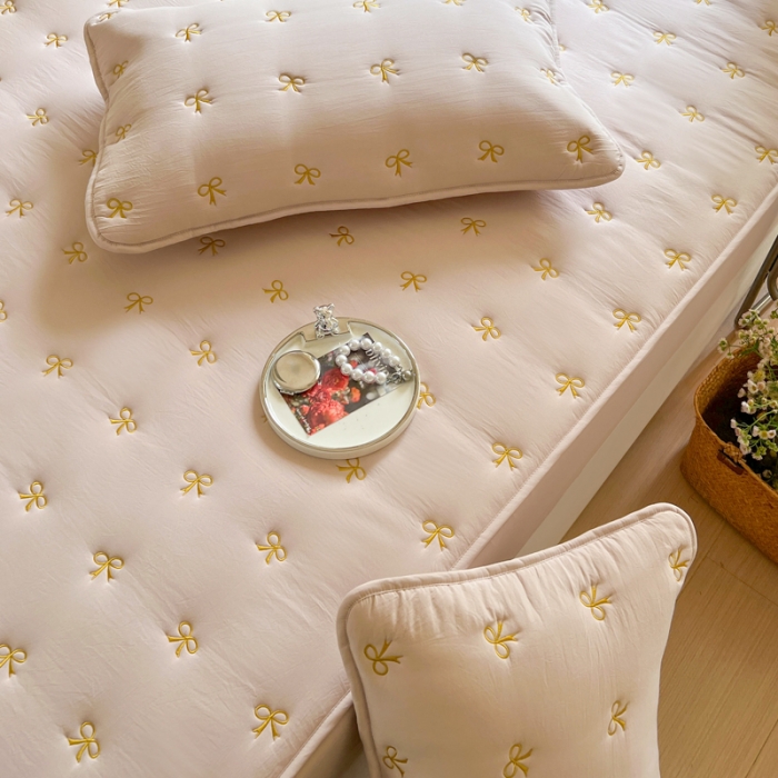 91家纺网 家纺一手货源 找家纺 尊康家纺（原磊科） 2024新款亲肤奶昔棉抗菌夹棉床笠-蝴蝶结系列 蝴蝶结-香槟金