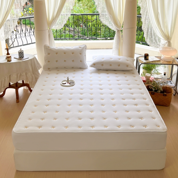 91家纺网 家纺一手货源 找家纺 尊康家纺（原磊科） 2024新款亲肤奶昔棉抗菌夹棉床笠-蝴蝶结系列 蝴蝶结-珍珠白