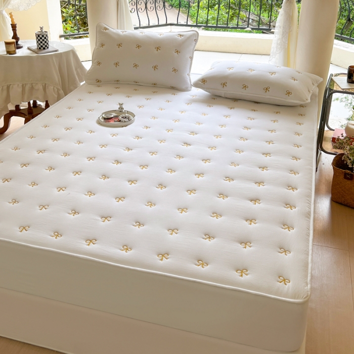 91家纺网 家纺一手货源 找家纺 尊康家纺（原磊科） 2024新款亲肤奶昔棉抗菌夹棉床笠-蝴蝶结系列 蝴蝶结-珍珠白