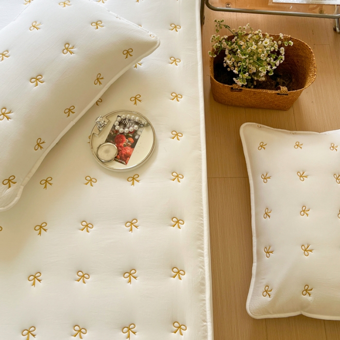 91家纺网 家纺一手货源 找家纺 尊康家纺（原磊科） 2024新款亲肤奶昔棉抗菌夹棉床笠-蝴蝶结系列 蝴蝶结-珍珠白