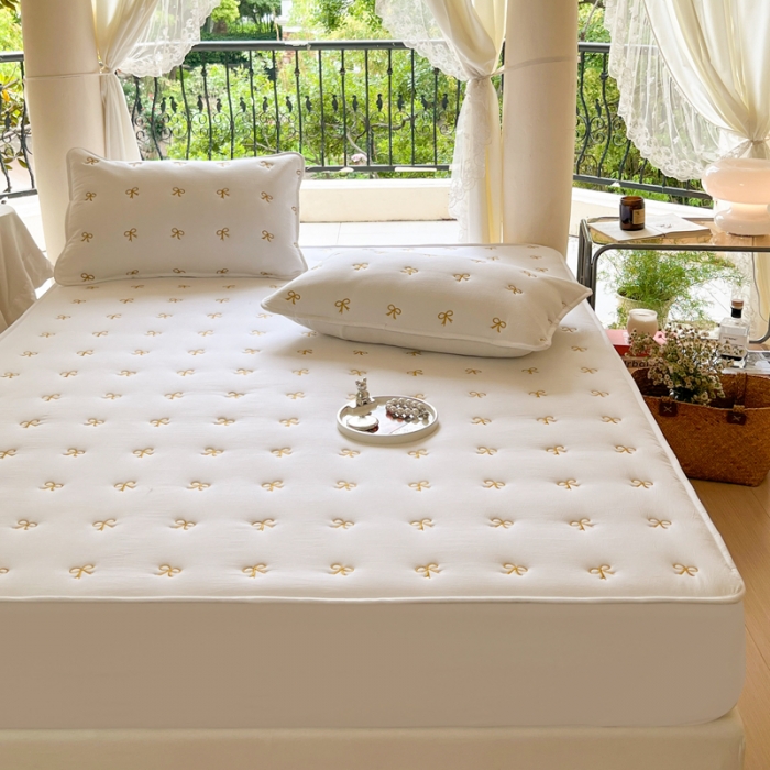 91家纺网 家纺一手货源 找家纺 尊康家纺（原磊科） 2024新款亲肤奶昔棉抗菌夹棉床笠-蝴蝶结系列 蝴蝶结-珍珠白