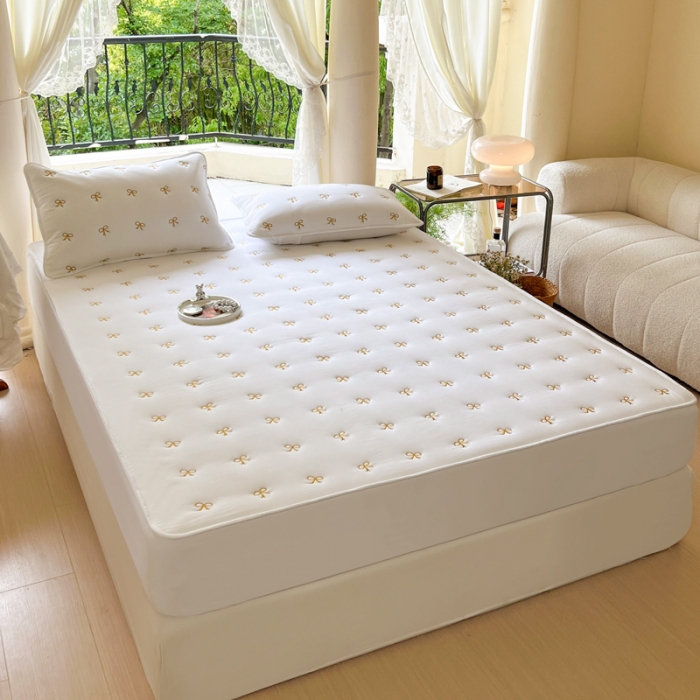 91家纺网 家纺一手货源 找家纺 尊康家纺（原磊科） 2024新款亲肤奶昔棉抗菌夹棉床笠-蝴蝶结系列 蝴蝶结-珍珠白