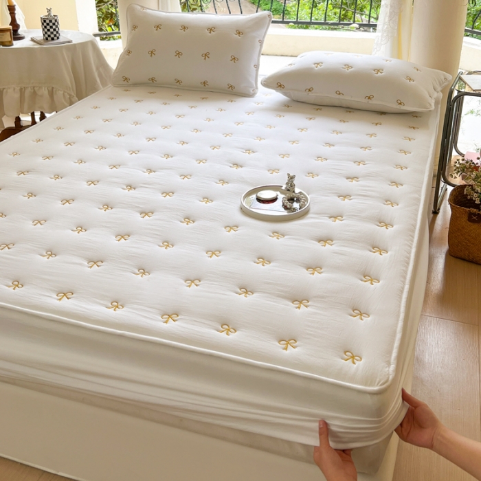 91家纺网 家纺一手货源 找家纺 尊康家纺（原磊科） 2024新款亲肤奶昔棉抗菌夹棉床笠-蝴蝶结系列 蝴蝶结-珍珠白