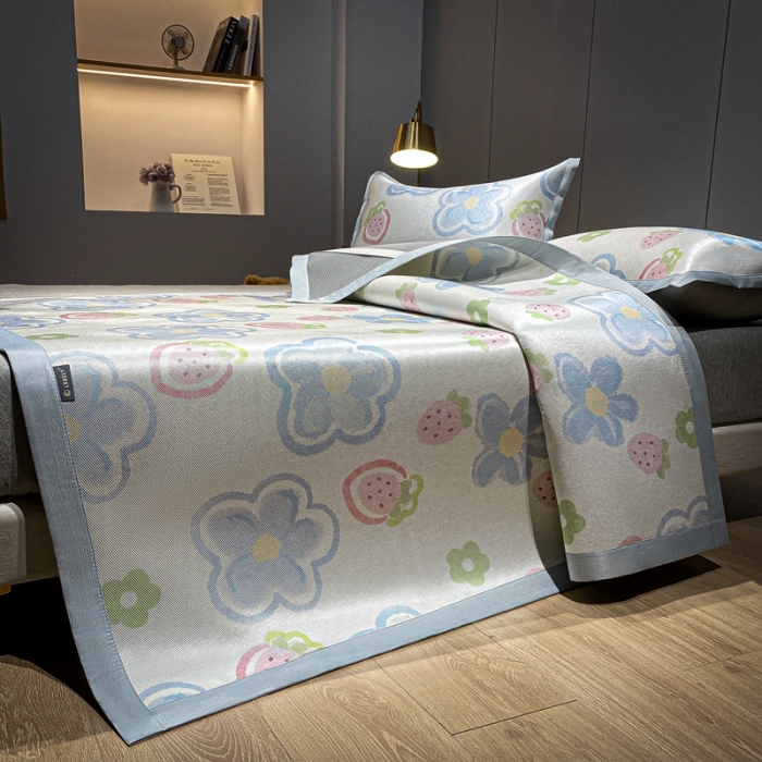 91家纺网 家纺一手货源 找家纺 安哆啦2024新款数码印花冰藤席 草莓蓝花