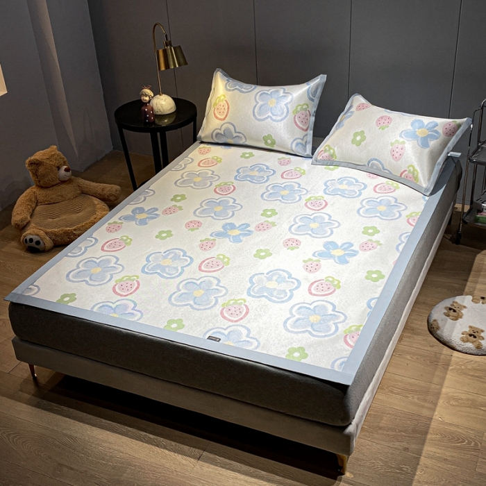 91家纺网 家纺一手货源 找家纺 安哆啦2024新款数码印花冰藤席 草莓蓝花