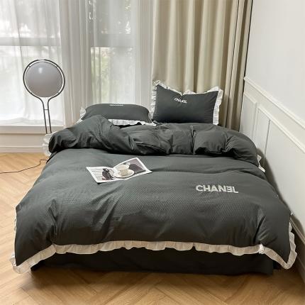 91家纺网 家纺一手货源 找家纺 千希家纺 2023新款110克平纹磨毛四件套-香奈系列 香奈-灰