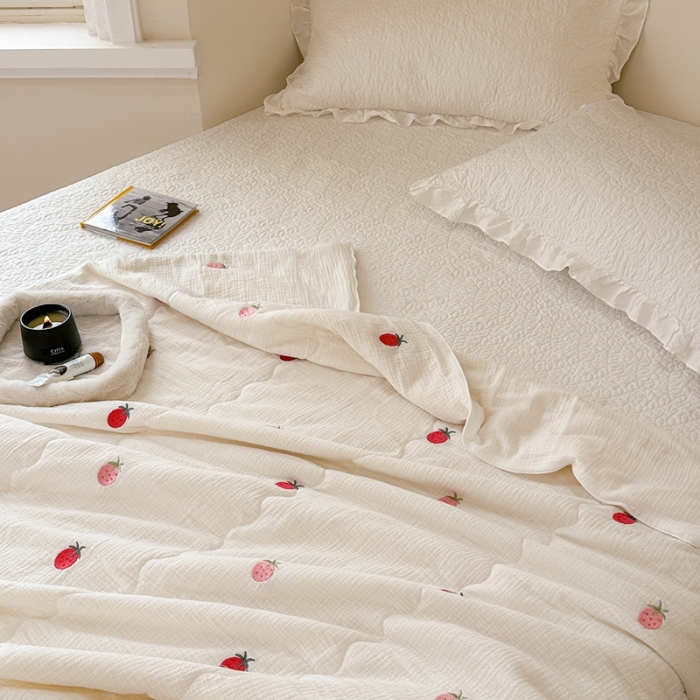 91家纺网 家纺一手货源 找家纺 洋铭区 2023新款全棉皱皱双层纱夏被 香甜草莓