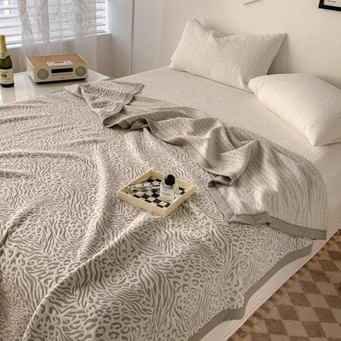 91家纺网 家纺一手货源 找家纺 爱丽丝 2023新款A类全棉针织提花夏被多功能盖毯 灰色豹纹