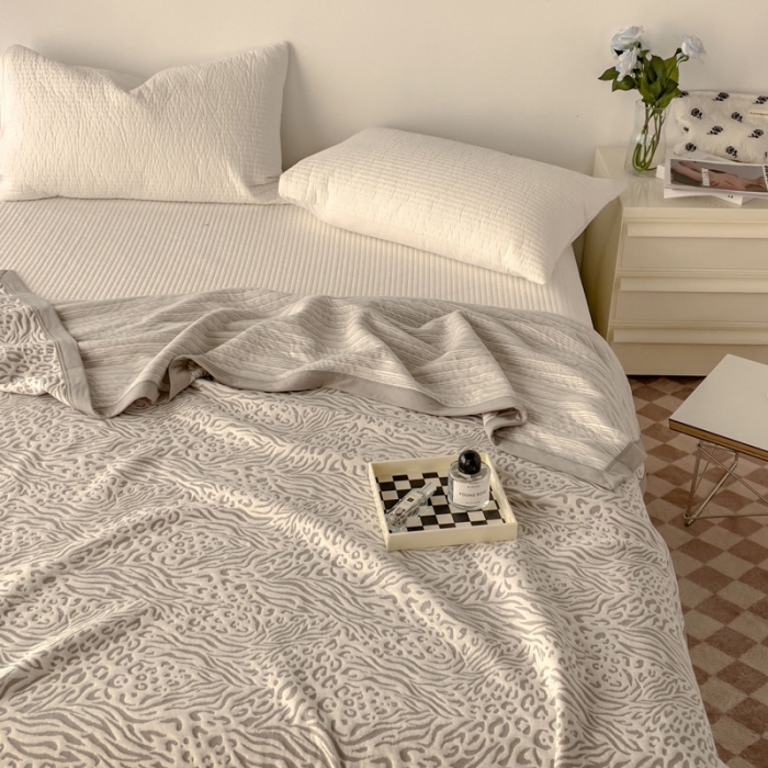 91家纺网 家纺一手货源 找家纺 爱丽丝 2023新款A类全棉针织提花夏被多功能盖毯 灰色豹纹