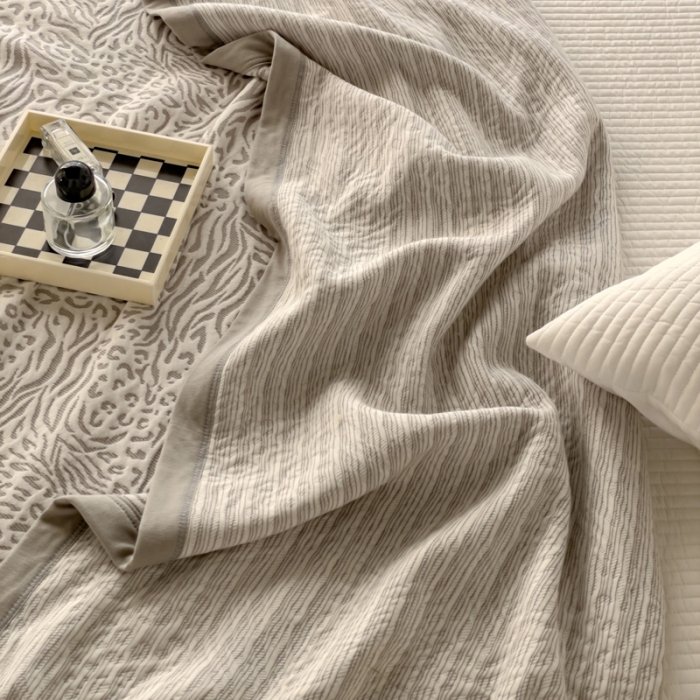 91家纺网 家纺一手货源 找家纺 爱丽丝 2023新款A类全棉针织提花夏被多功能盖毯 灰色豹纹