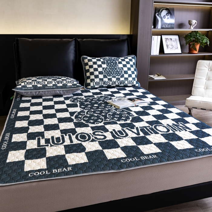 91家纺网 家纺一手货源 找家纺 摩卡 2024新品凉感丝床笠乳胶凉席三件套 棋盘格公仔