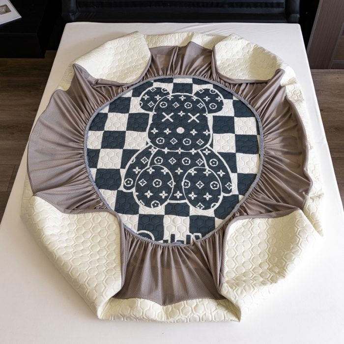 91家纺网 家纺一手货源 找家纺 摩卡 2024新品凉感丝床笠乳胶凉席三件套 棋盘格公仔