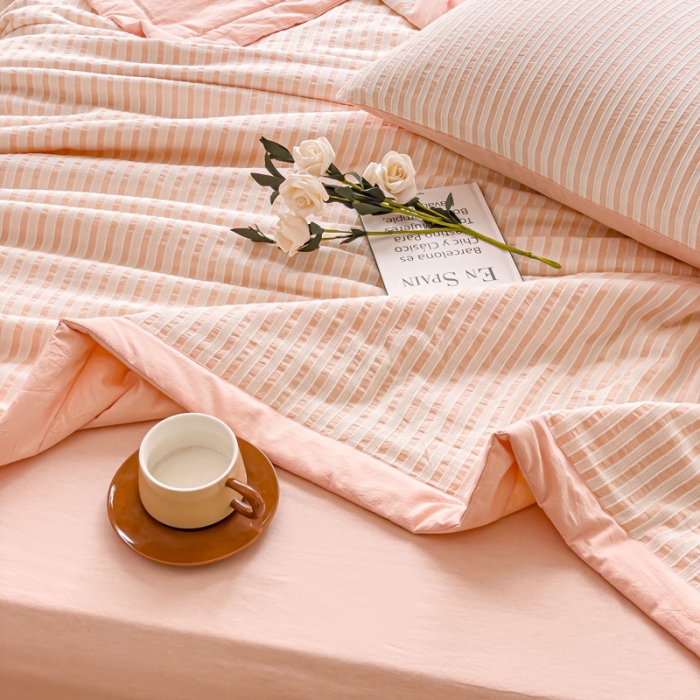 91家纺网 家纺一手货源 找家纺 千朵 2023新款新款全棉色织提花水洗手工包边大豆棉夏被四件套 锦瑟-粉玉