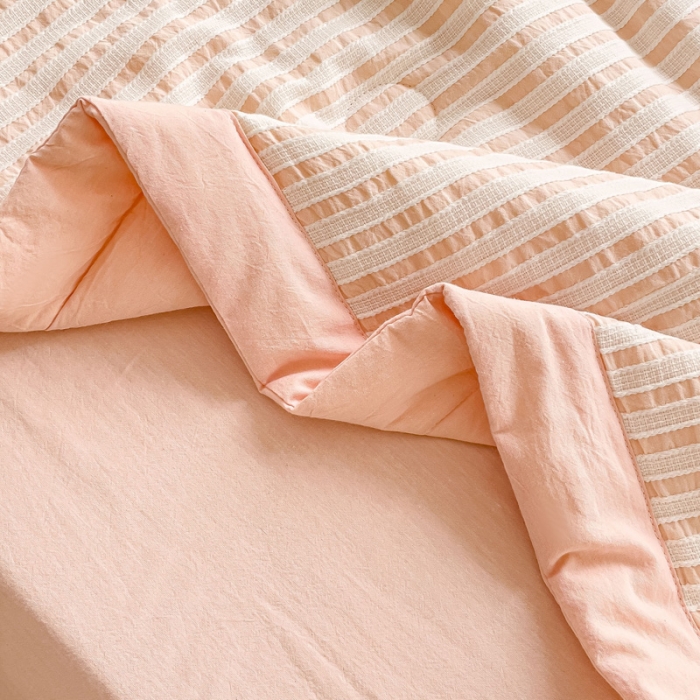 91家纺网 家纺一手货源 找家纺 千朵 2023新款新款全棉色织提花水洗手工包边大豆棉夏被四件套 锦瑟-粉玉