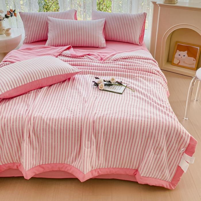 91家纺网 家纺一手货源 找家纺 千朵 2023新款新款全棉色织提花水洗手工包边大豆棉夏被四件套 锦瑟-玫红