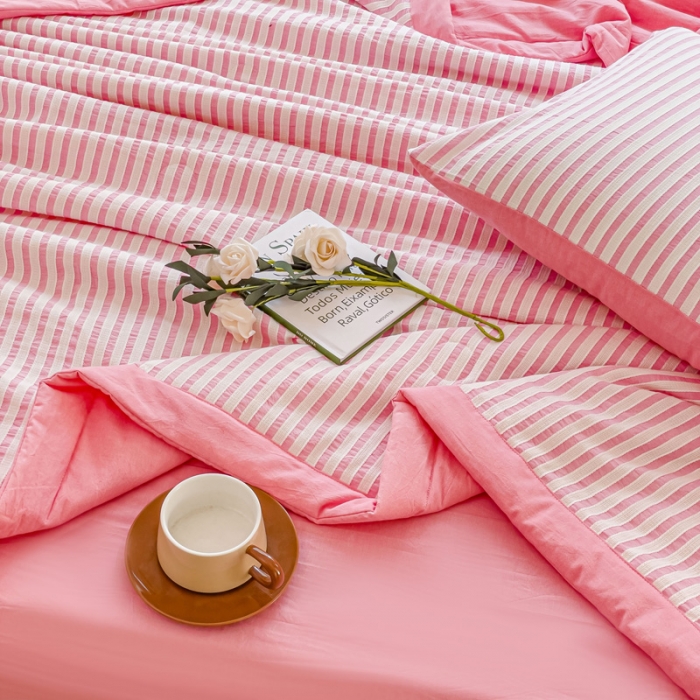 91家纺网 家纺一手货源 找家纺 千朵 2023新款新款全棉色织提花水洗手工包边大豆棉夏被四件套 锦瑟-玫红