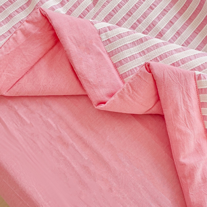 91家纺网 家纺一手货源 找家纺 千朵 2023新款新款全棉色织提花水洗手工包边大豆棉夏被四件套 锦瑟-玫红