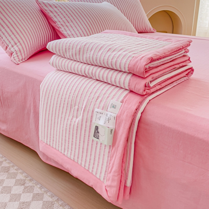 91家纺网 家纺一手货源 找家纺 千朵 2023新款新款全棉色织提花水洗手工包边大豆棉夏被四件套 锦瑟-玫红