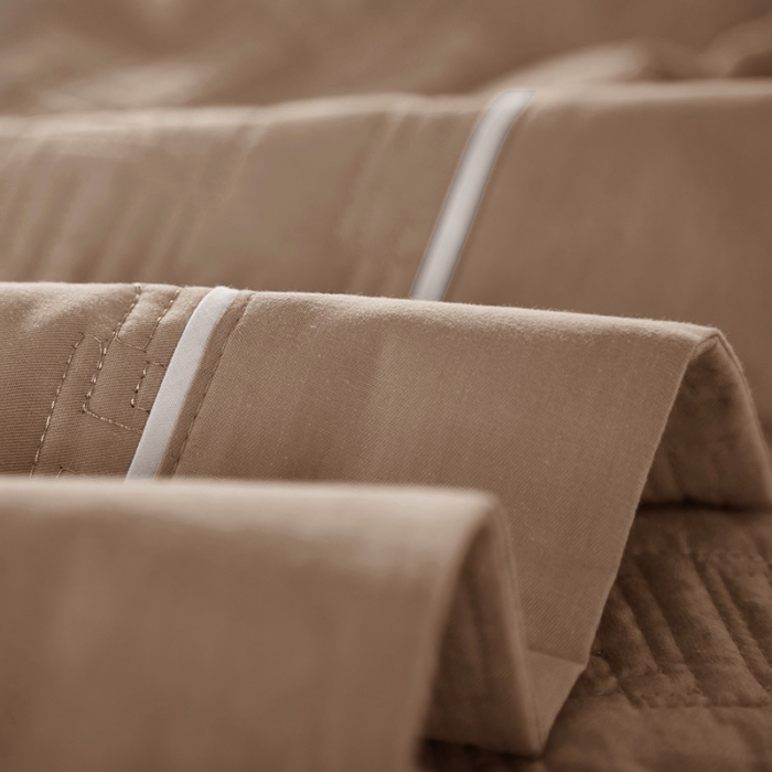 91家纺网 家纺一手货源 找家纺 优乐家纺 2023新款双面全棉斜纹绗绣床盖唐顿系列三件套唐顿-梦幻卡其