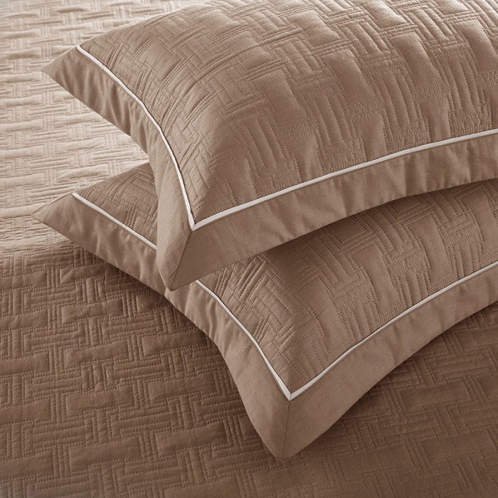 91家纺网 家纺一手货源 找家纺 优乐家纺 2023新款双面全棉斜纹绗绣床盖唐顿系列三件套唐顿-梦幻卡其