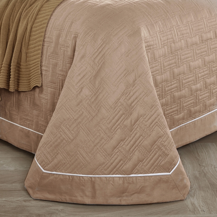 91家纺网 家纺一手货源 找家纺 优乐家纺 2023新款双面全棉斜纹绗绣床盖唐顿系列三件套唐顿-梦幻卡其