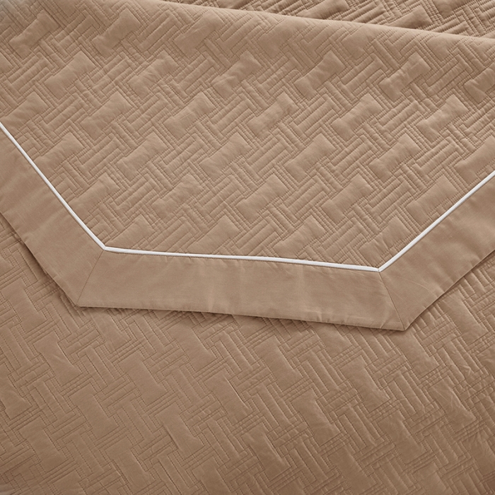 91家纺网 家纺一手货源 找家纺 优乐家纺 2023新款双面全棉斜纹绗绣床盖唐顿系列三件套唐顿-梦幻卡其