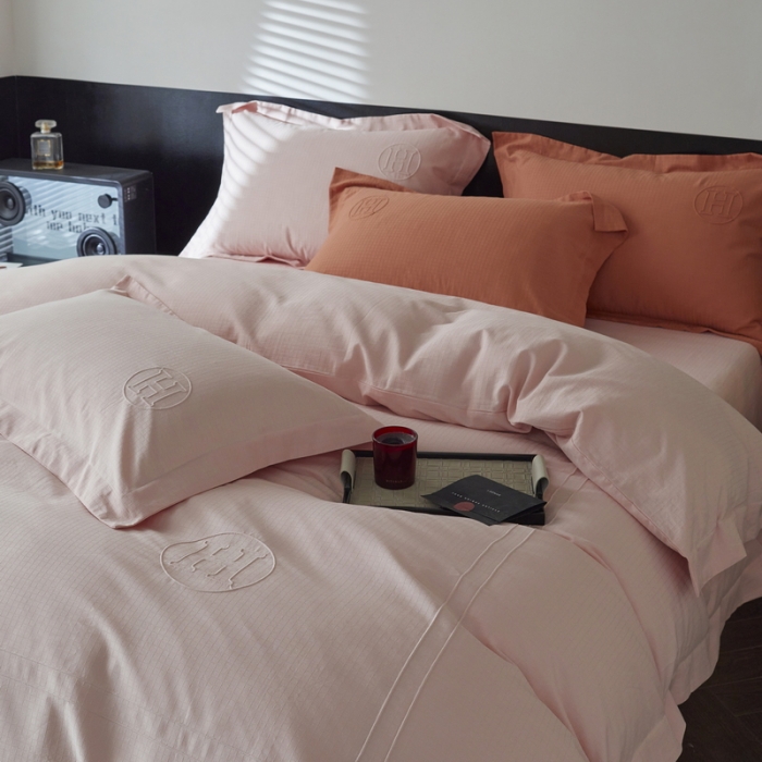 91家纺网 家纺一手货源 找家纺 艾莱家纺 2023新款A类长绒棉水洗80提花埋线工艺款四件套艾华仕裸粉