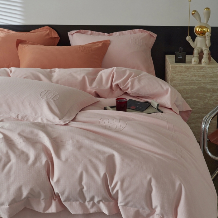 91家纺网 家纺一手货源 找家纺 艾莱家纺 2023新款A类长绒棉水洗80提花埋线工艺款四件套艾华仕裸粉